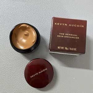 Kevyn Aucoin Sensual Skin Enhancer SX13 Past Shelf life Full coverage Concealer